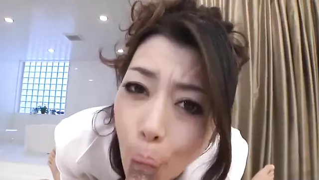 Горячая японка ласкает член губками